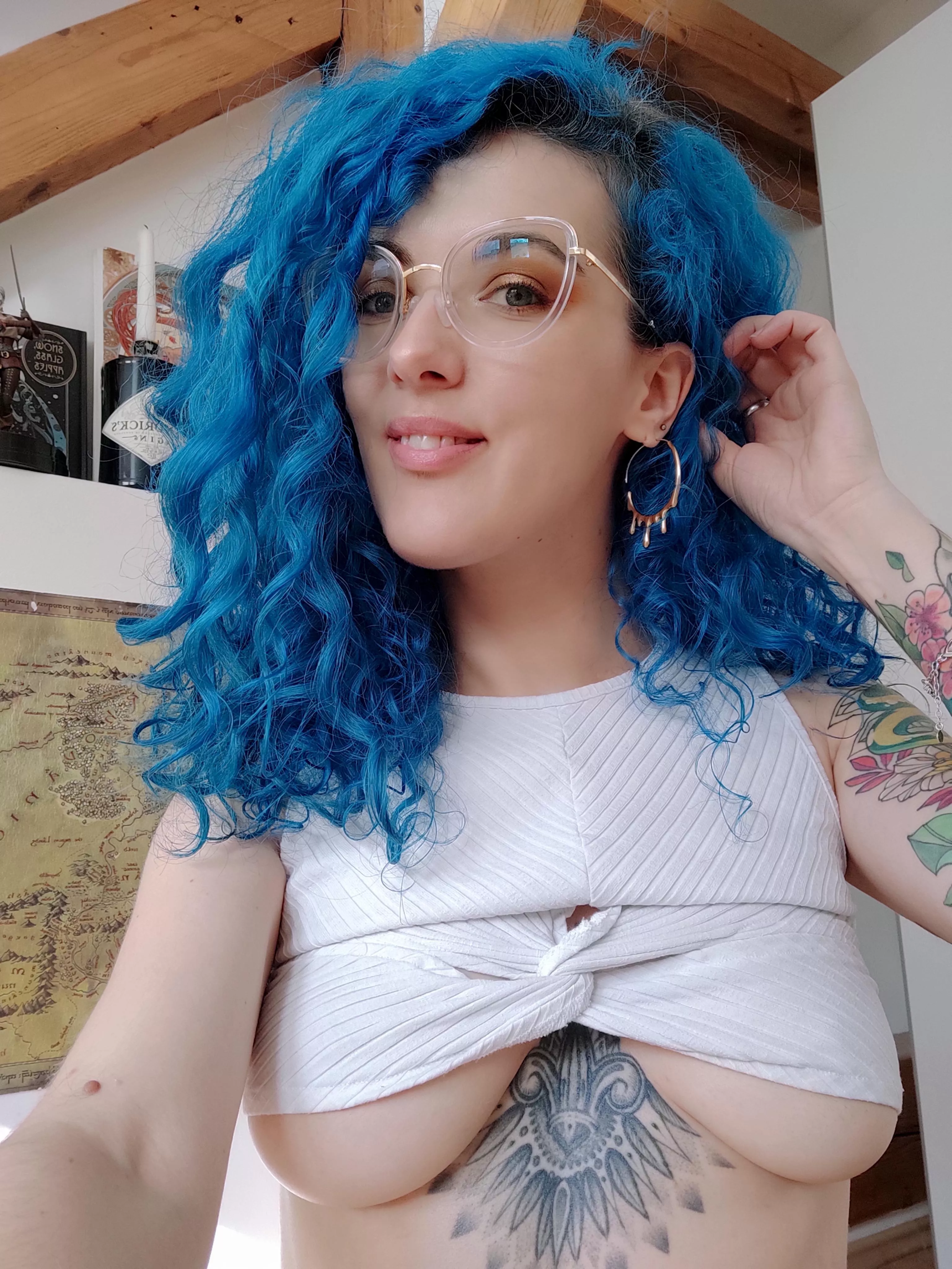 Happy Saturday from me and my blue curls ☺️