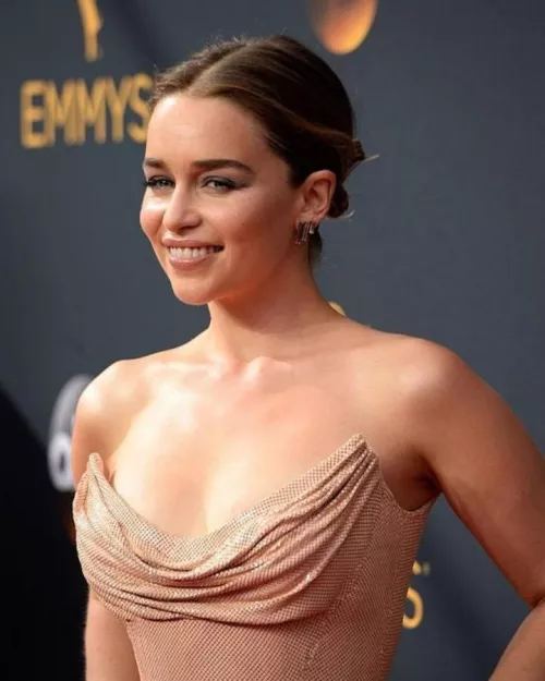 Haven’t stroked in 2 days and I’m moaning when I touch myself to Emilia Clarke. Would love to obsess to her