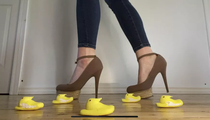 Heels and peeps 👣