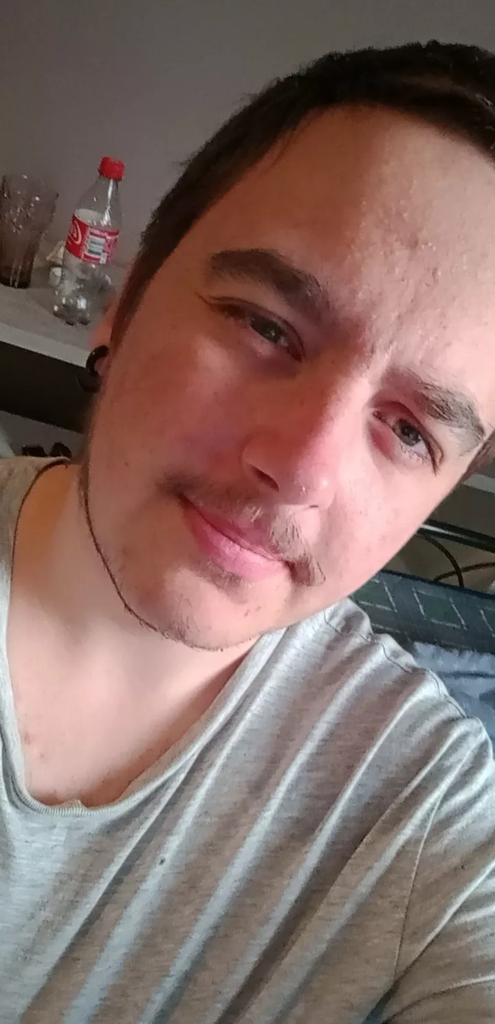 hello from Sweden 😊, anyone want a Swedish BF?jk . anyone here plays Fortnite zero build ?