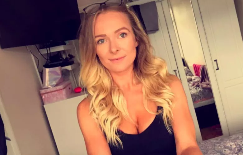 hello guys if you are wondering and dont have someone who can make your day better, you can text me! [SELLING] 💦❤videos❤💦pics💦❤live sext❤💦GFE💦❤nudes❤💦 and more other dirty things , you can text me on KIK: pavlovanna or snap: