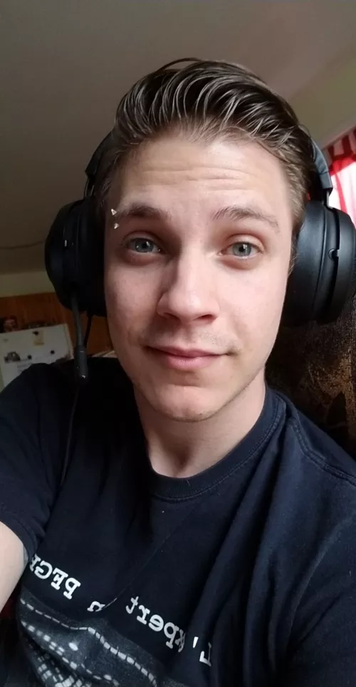 hello! I'm looking for apex or overwatch gaymers! DM me so we can add each other ;)