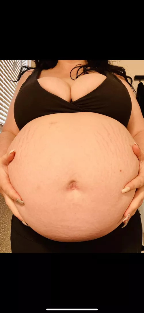 Help me rub my bump and I’ll help you rub one out too 😈🙈