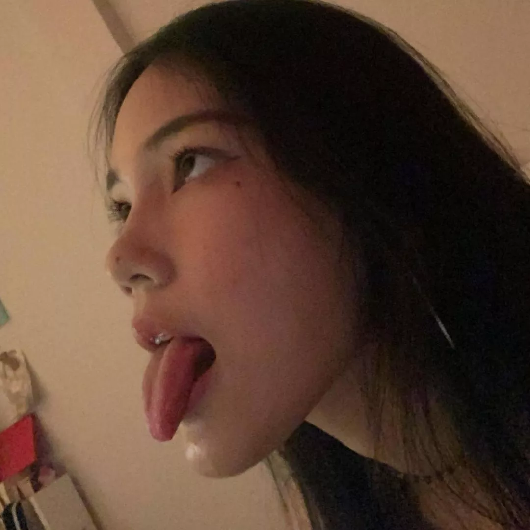 Her tongue is wide open 😛🤭