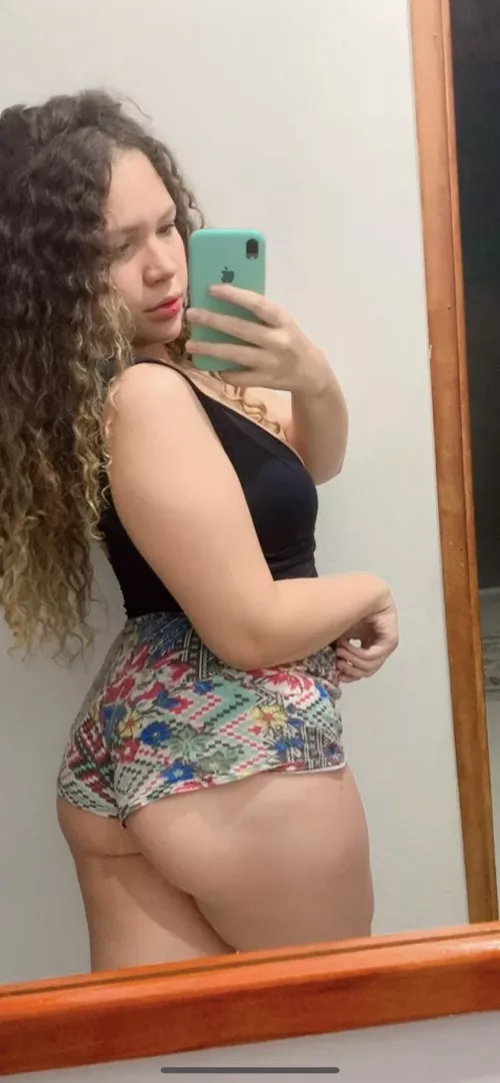 Heyy, i look hot in this outfit?