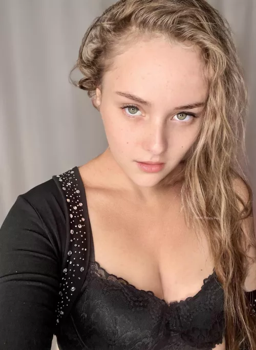 Heyy I’m Poppy … cum play with me 😝😈