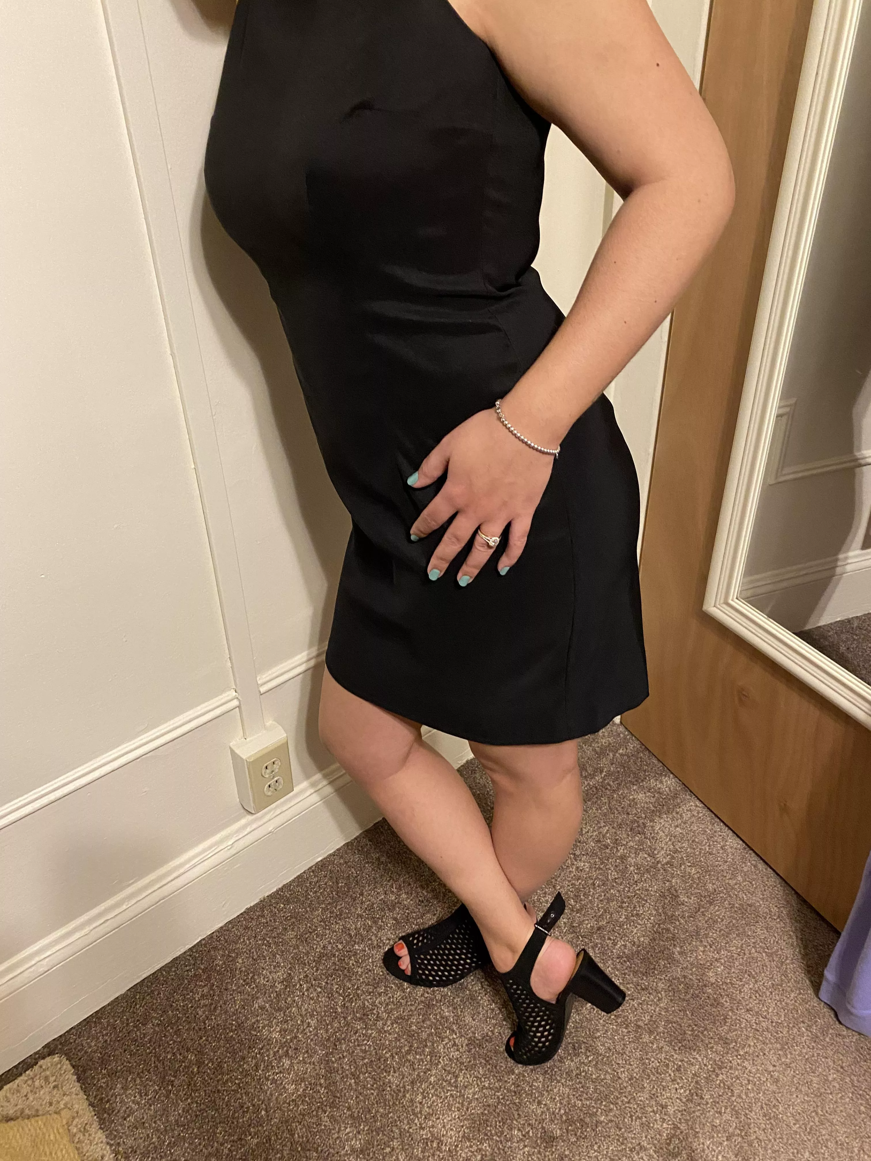 hi! I’m a real amateur wife (f25) and I make custom content for you guys! let me know if you’re interested 😘 upvote if you’d take me home from the bar 😏 [image]
