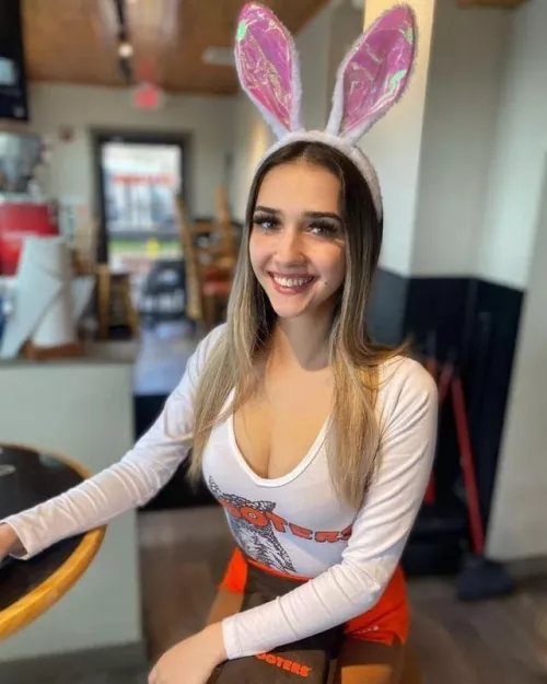 Hooters Cutie