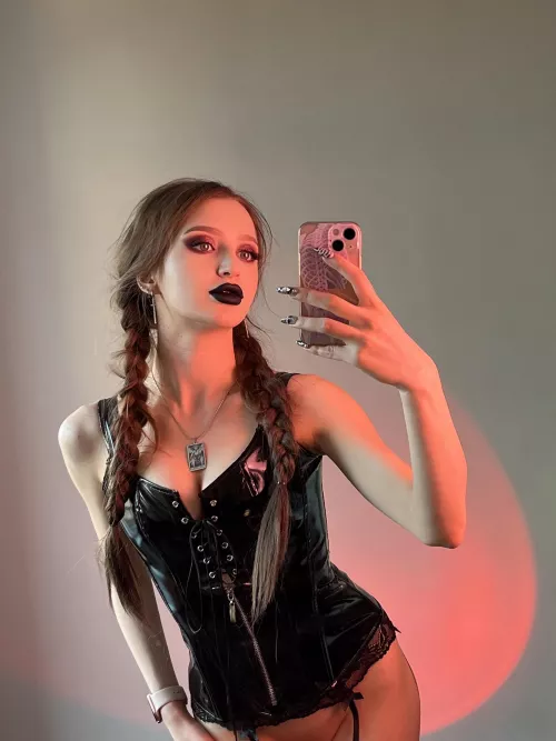 Hopefully this brightens up your morning 🖤