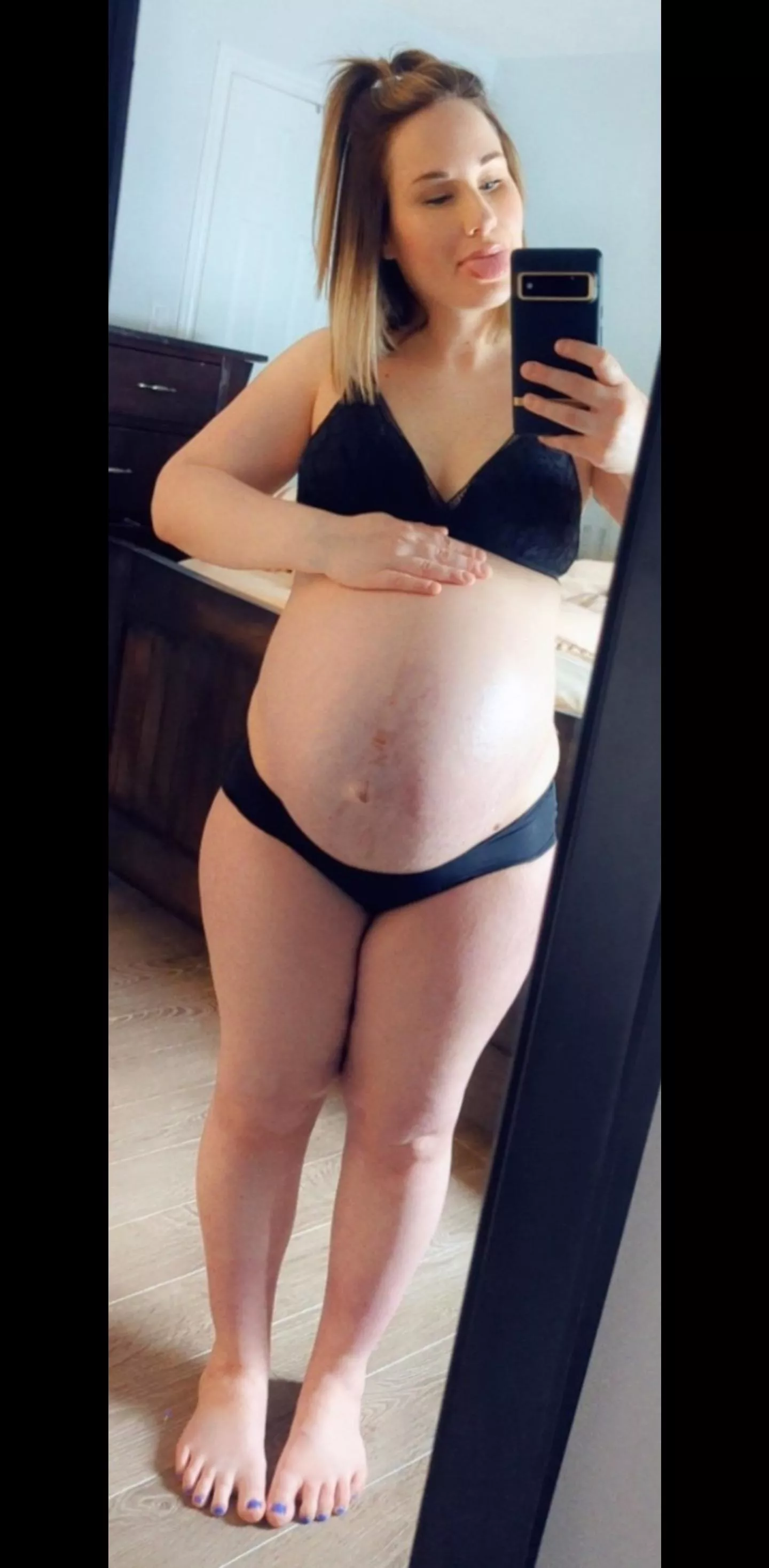 Hoping hubby fucks me into labor today 🤤❤️