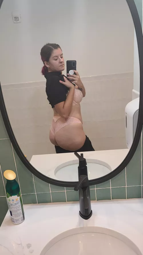 horny at my dispensary job 🥵