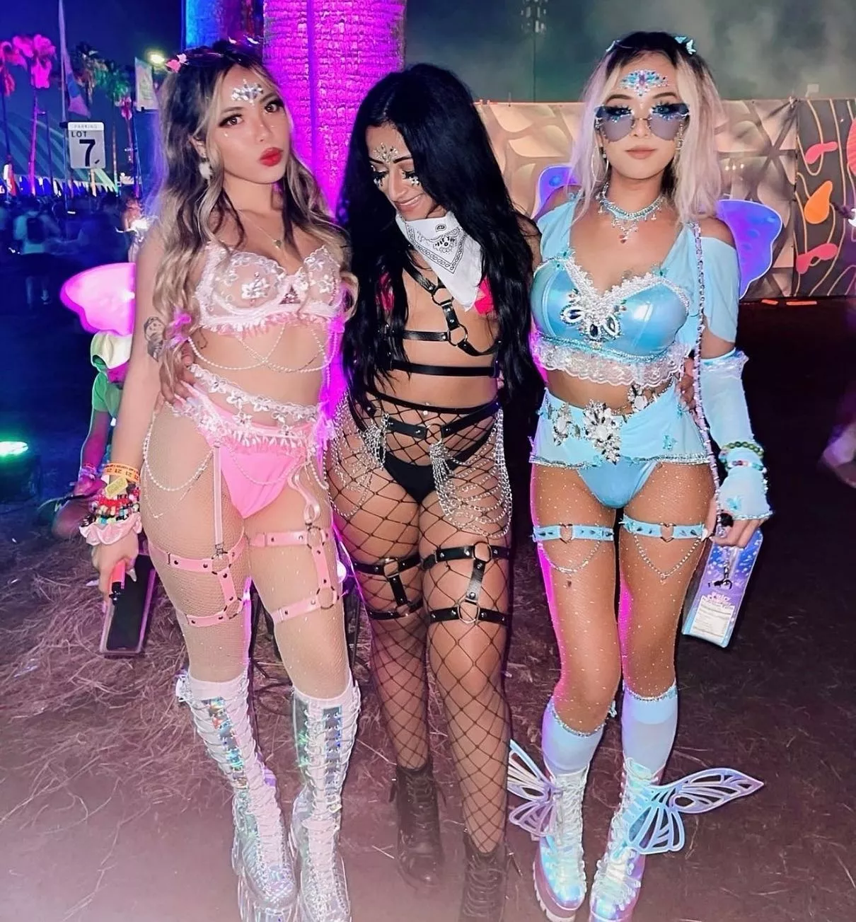 Hot babes!