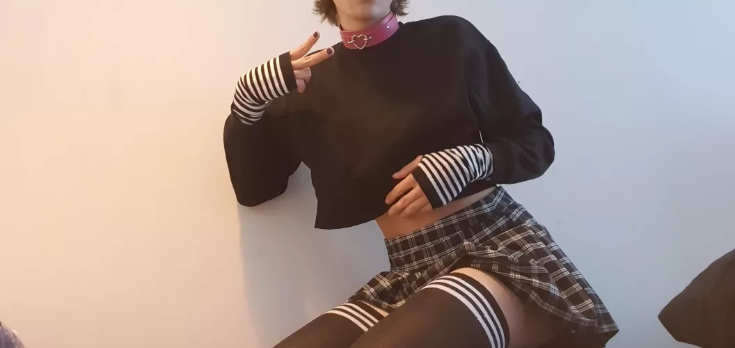 how do u pose? 😭 i need suggestions