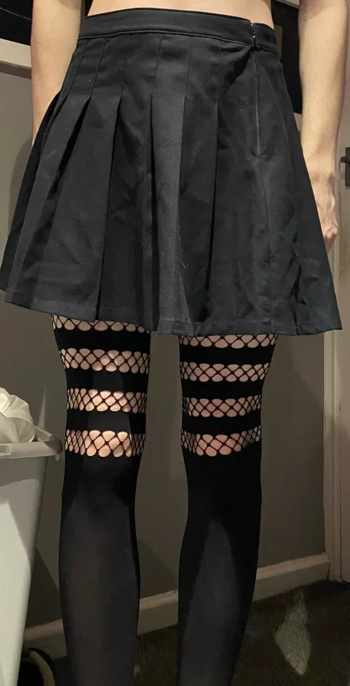 How do you like my new tights? (Ignore the really creased skirt I have no way to wash it in the summer hh)