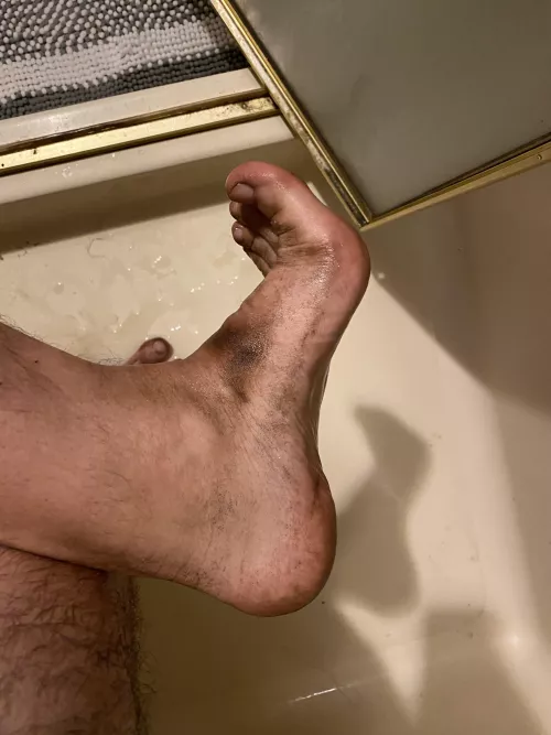 How many people are into filthy feet that have been working barefoot in dirt all day? 😏