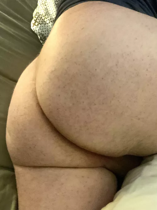 Humping the matras precum as lube