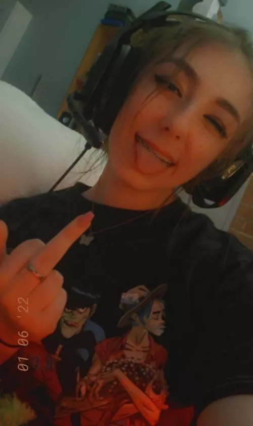 I am literally the sweetest thing you'll ever meet but I thought this pic was cute 🤭🖕