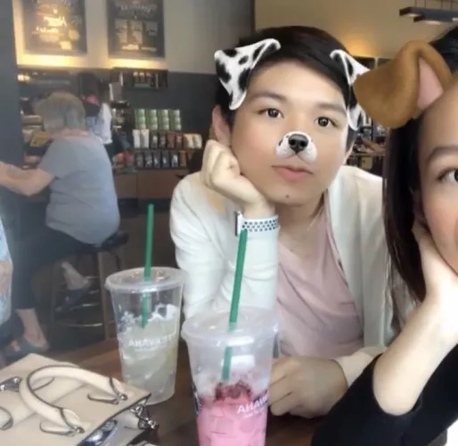 I be posing like this and my mom still think I need a wife 🥹