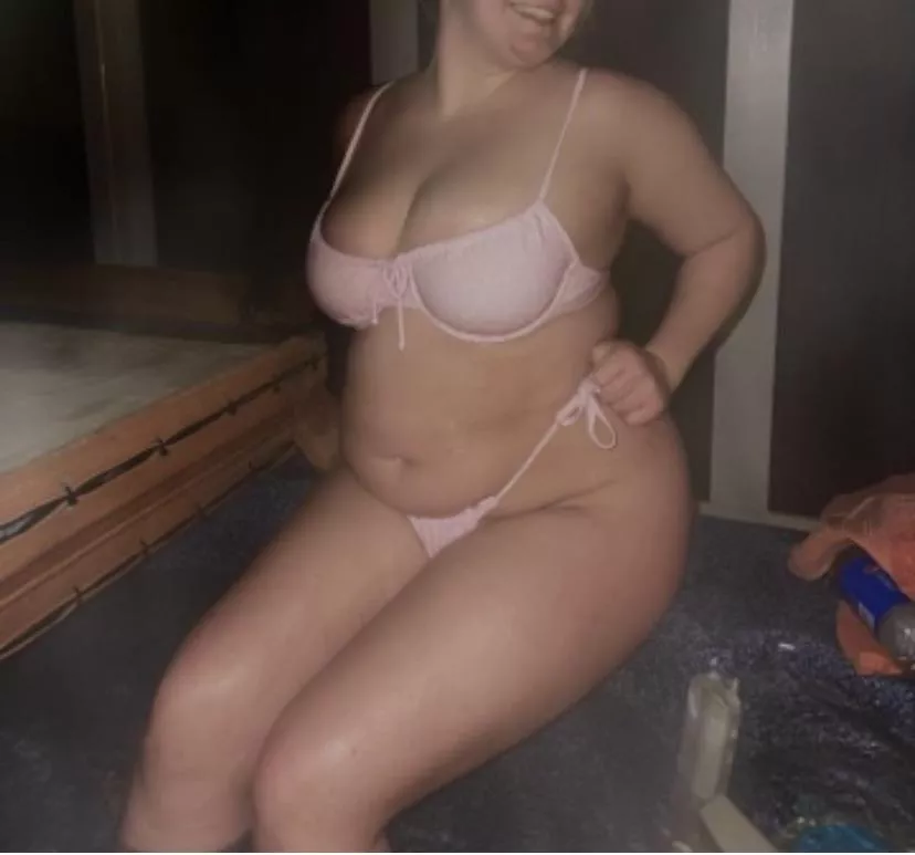 i can’t wait to recreate this pic in a month!!! who wants to see how big i’ve gotten since this was taken in january?! i can’t wait to recreate this pic in a month!!! who wants to see how big i’ve gotten since this was taken in january?!