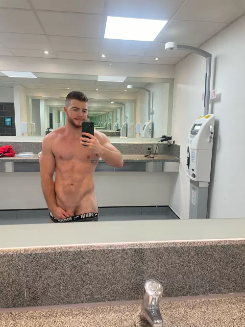 I couldn’t keep my cock in my pants at the gym