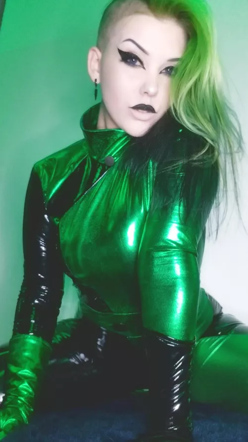 I did a Shego cosplay to match my hair. 🖤💚