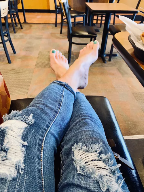 I didn’t get much love on the cis feet page, can I get some more love here for a big girls feet? 😘 🏳️‍⚧️