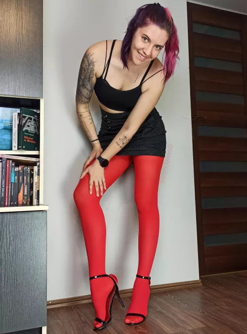 I didn't know I like red pantyhose until I tried this...