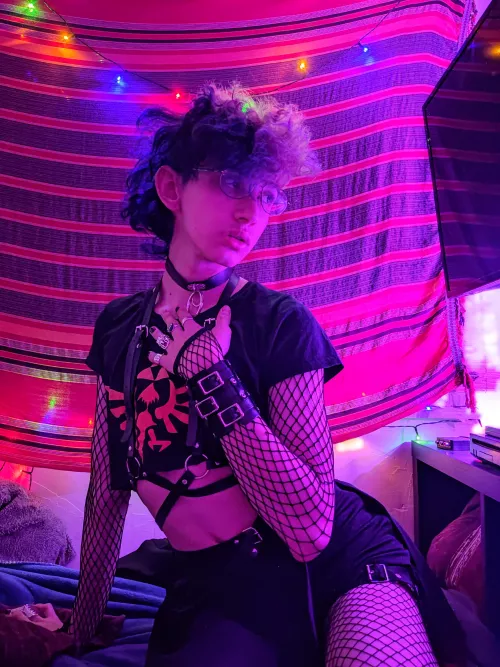 I got a harness!! And a fishnet top! how do I look?