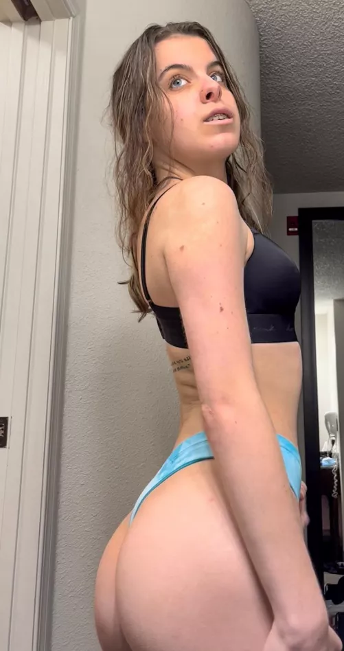 i got a new thong .. it matches my eyes;)