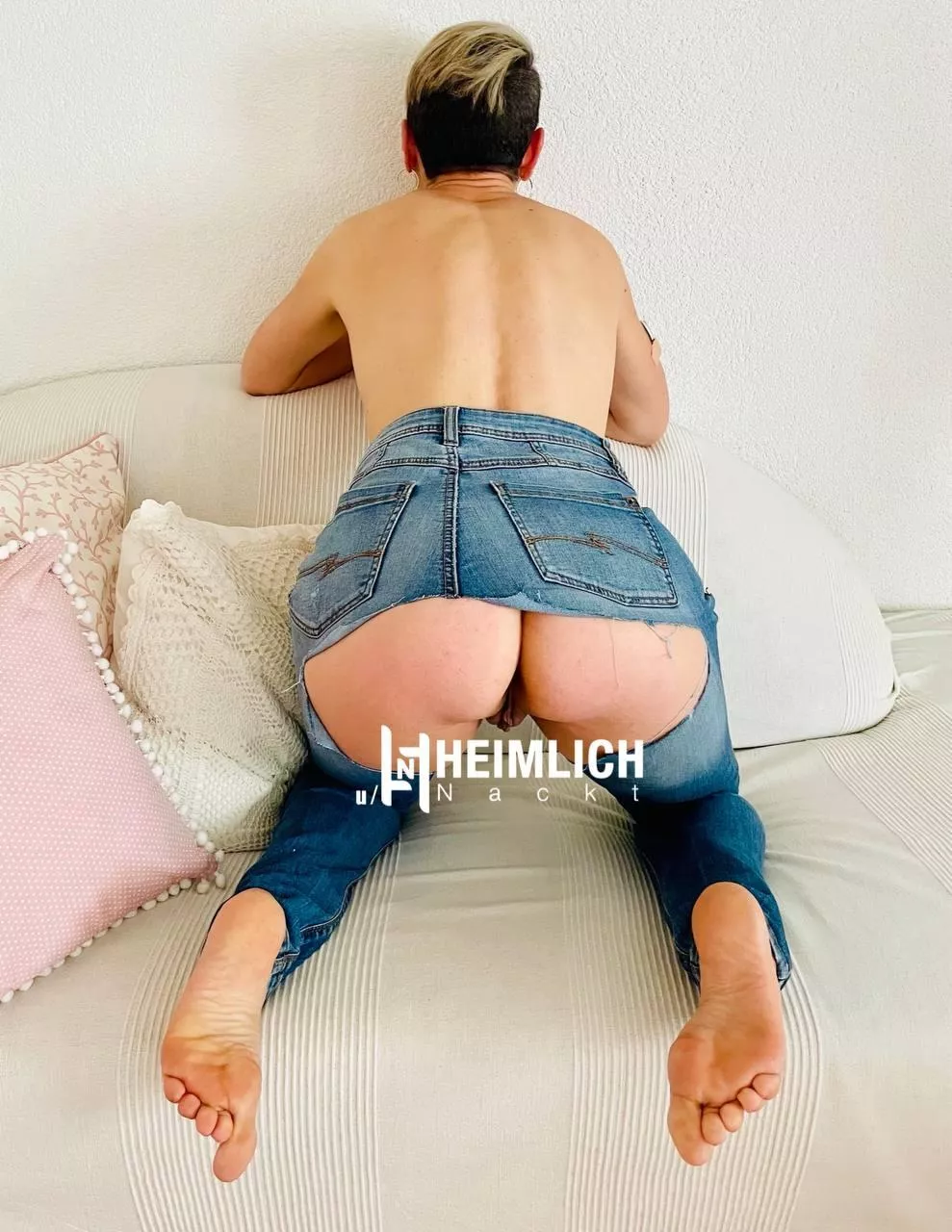 I have to addmit that I dont find it always easy to shoot erotic pictures at high quality. Either I am insecure about the pose, the lightning, the clothes....🤷‍♀️ but this pictures I really like 😊. 40+ MILF SuisseLady
