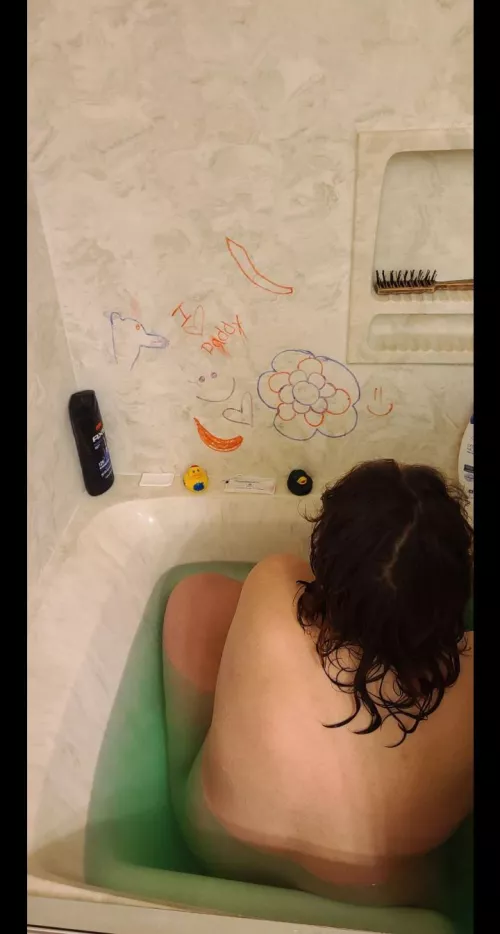 i havent been feeling the best lately...but last night and tonight daddy ran me a baf...I've also been getting a lot better wif him working night shift...I sleep wif all my stuffies now since he's gone