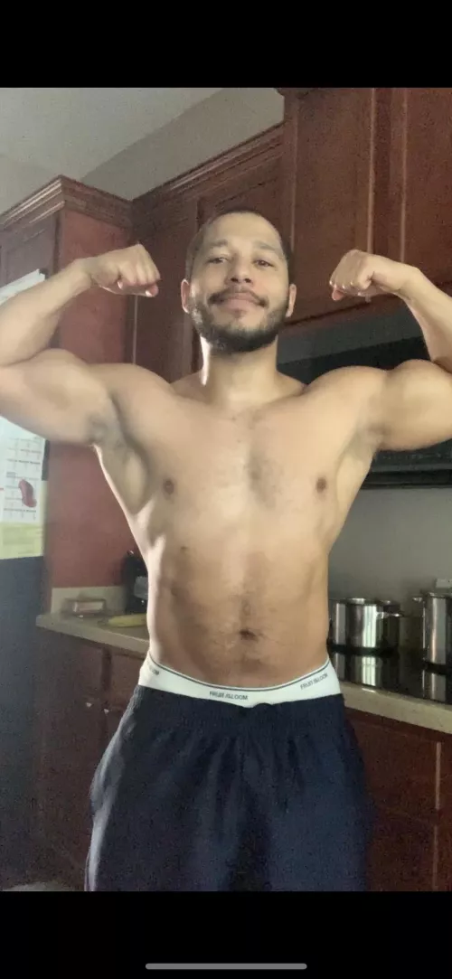 I haven’t trained biceps in awhile but they still look alright 👀 💪🏽