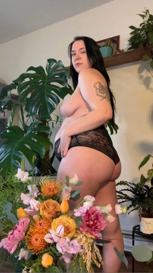 I know I’m not the only one turned on by that belly 👀