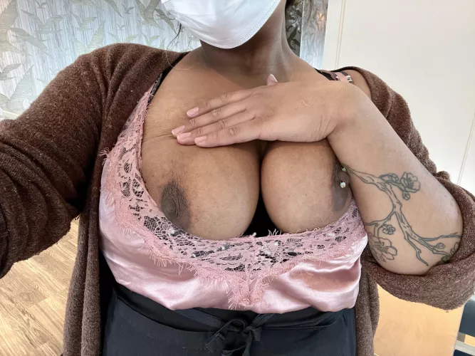 i love being a slut in public, especially at work, just wish I had someone to do it for 🥺🧝🏾‍♀️💖