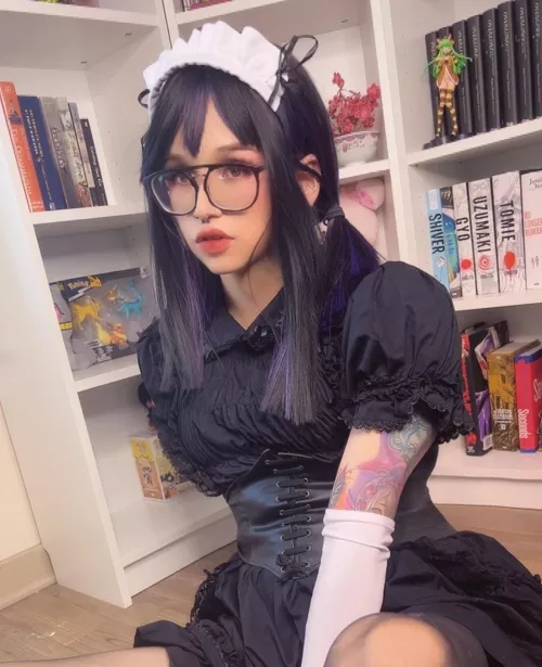 I love my goth maid outfit! Hope you guys have a great weeknd 🖤