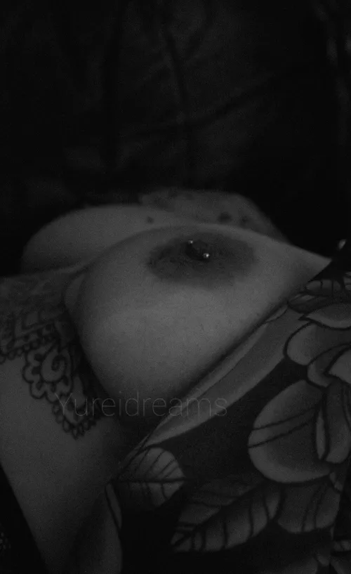 I love my pierced nipples, they make them so sensitive 😏