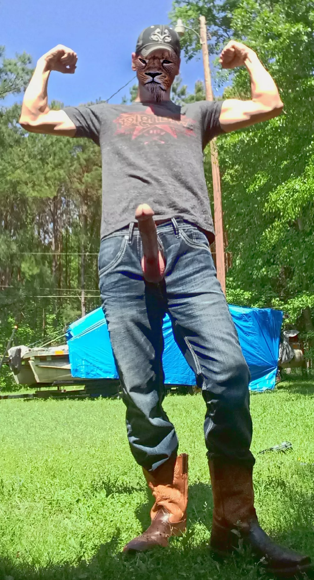 I love 🥰 showing off my big dick outside letting everyone watch him throbbing as they ride by🥰🥰