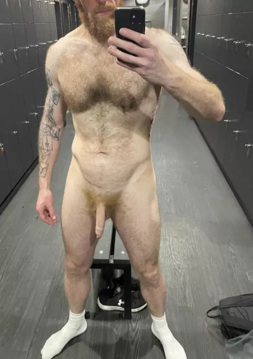 I love this mirror in the gym - I also love being naked 😜