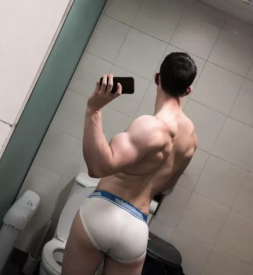 I love wearing my new underwear in the gym changing room 🍑