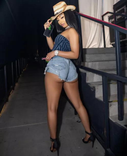 I love when da booty be peeking thru them shorts Fr