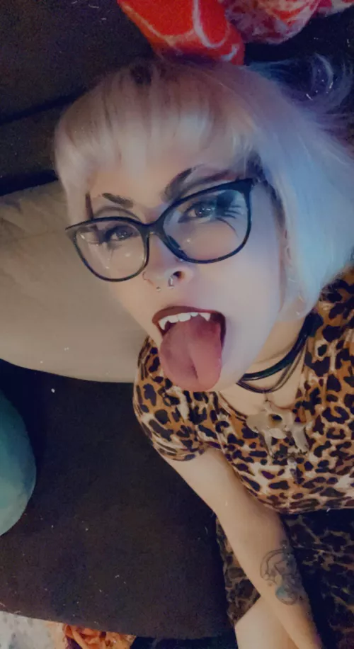 I may be a sexxy vamp but I always keep my collar on~