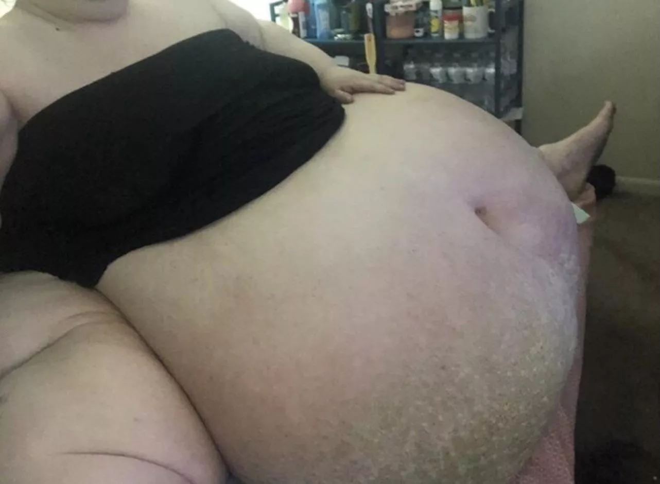 I need this massive blubber gut even BIGGER 🥵🐷😈 feed me to death