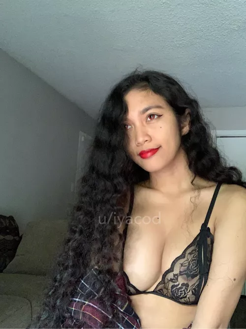 I put on red eye contact today and I kinda like it. 😝💕