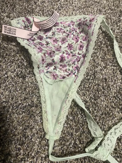 I secretly love to finger myself with my panties so it’ll soak up all the 💧💧💧