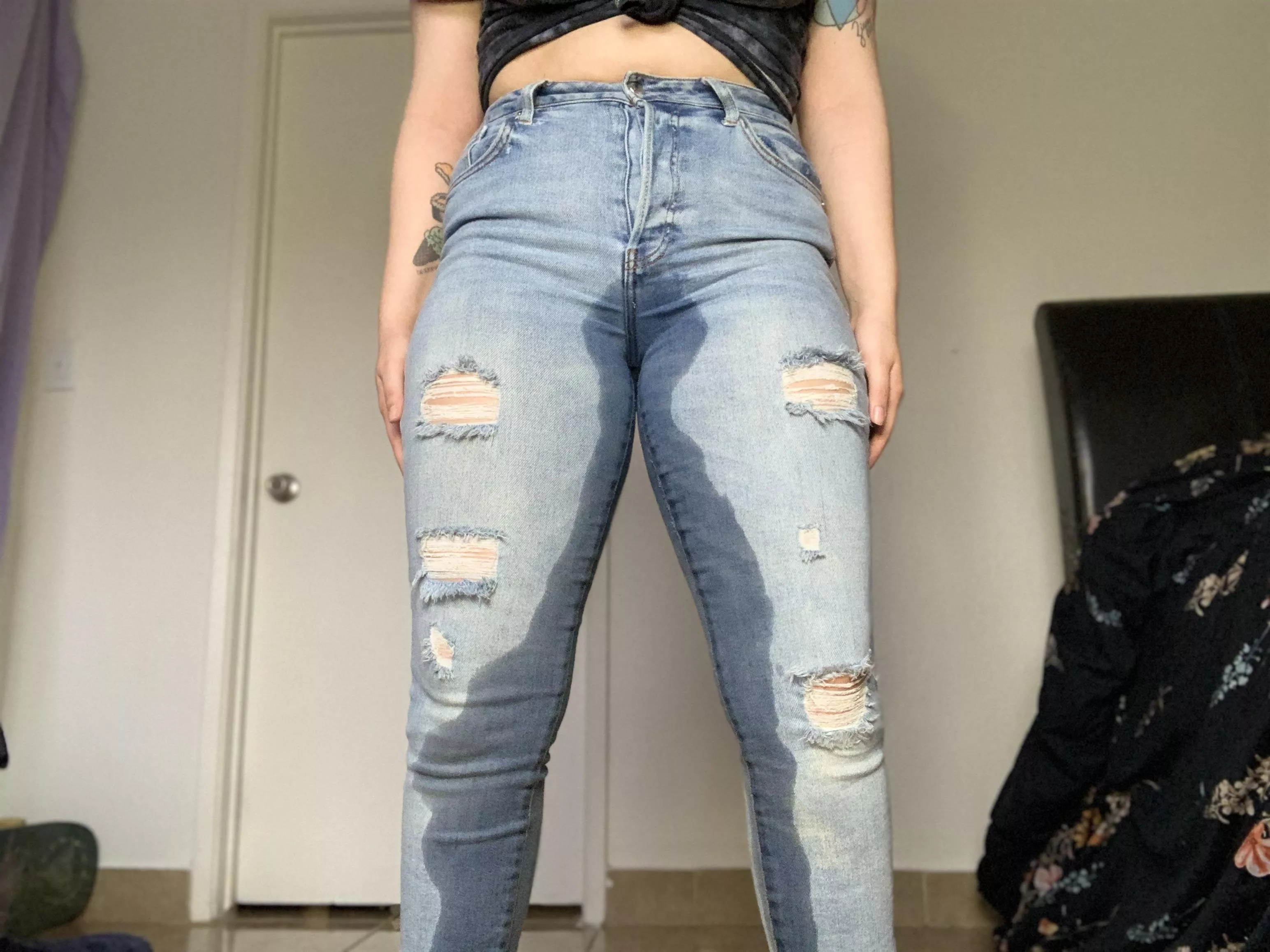 i SOAKED my jeans in pee 💦