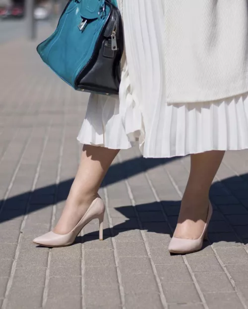 I think nude heels are so sexy 😍