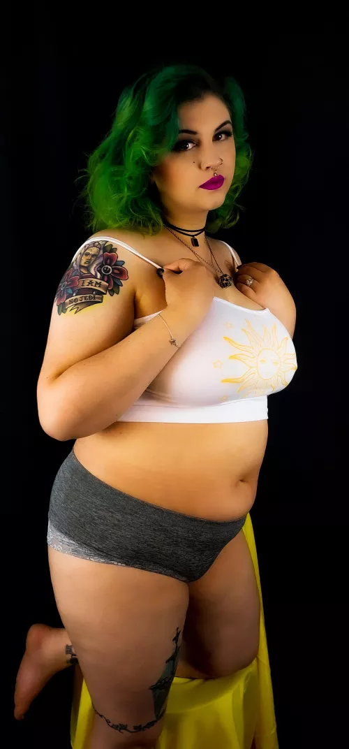 I want someone to buy my panties and cum in them 🤤