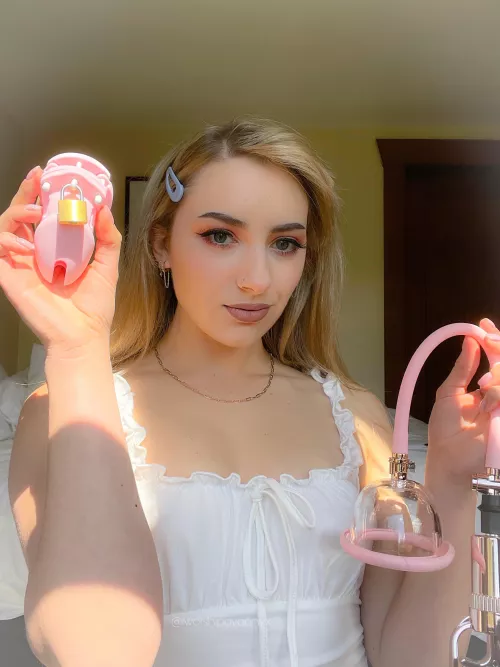 I want to see what would happen to a caged little clit if Mommy used a pussy pump over it.. any volunteers? 😈