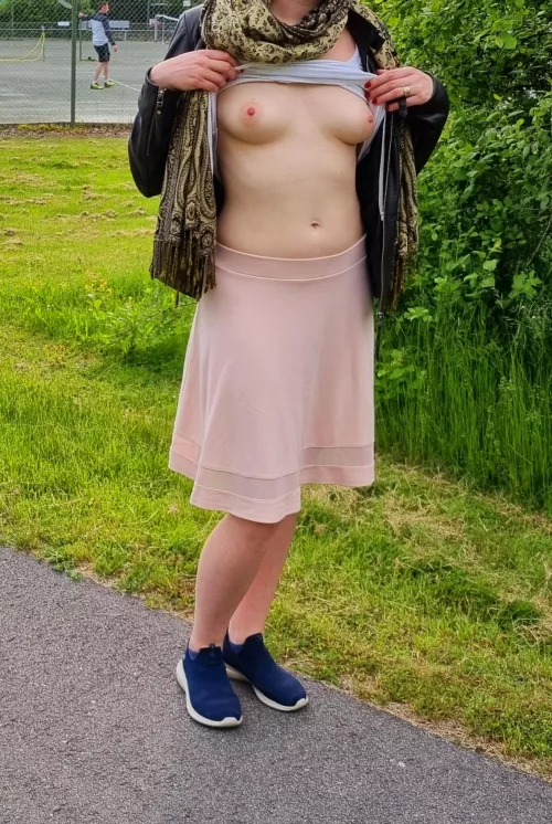 I wish they would come and play with me instead. (f)