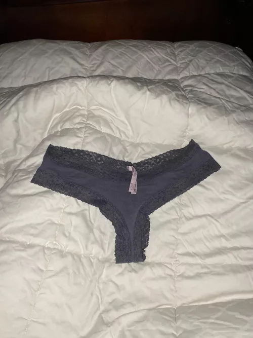 If only someone in the NJ area could come over and cum in my sisters panties with me.